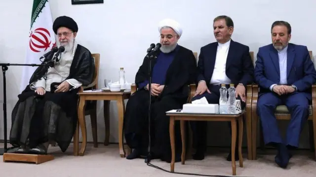 محمود واعظی (نفر اول از راست) گفته است که توافق موقت ایران با آژانس به تایید آیت الله خامنه ای رسیده بود