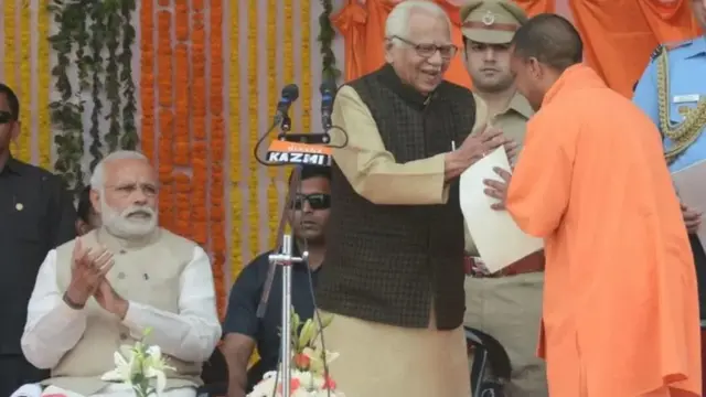 વડા પ્રધાન નરેન્દ્ર મોદીની ઉપસ્થિતિમાં મુખ્ય મંત્રીપદના શપથ લેતા આદિત્યનાથ