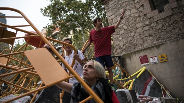 Pro-referendum supporters create a barricade to prevent police officers gaining entry inside the Escola Industrial of Barcelona school polling station ahead of the closing of the polls on October 1, 2017 in Barcelona, Spain