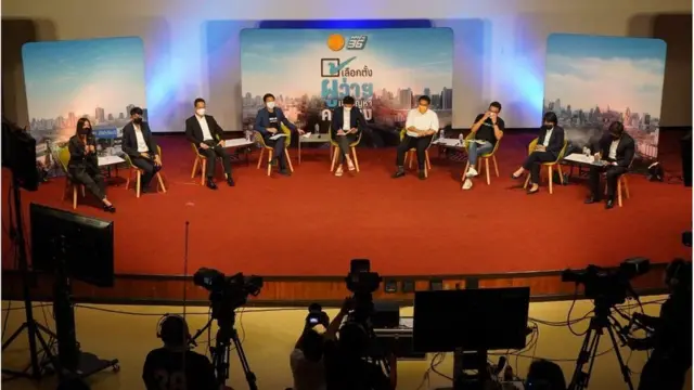 มธ. ร่วมกับพีพีทีวี จัดเวทีเสวนา "เลือกตั้งผู้ว่าฯ แก้ปัญหาคนกรุง" โดยมีแคนดิเดตขึ้นเวที 5 คน เมื่อ 24 มี.ค.