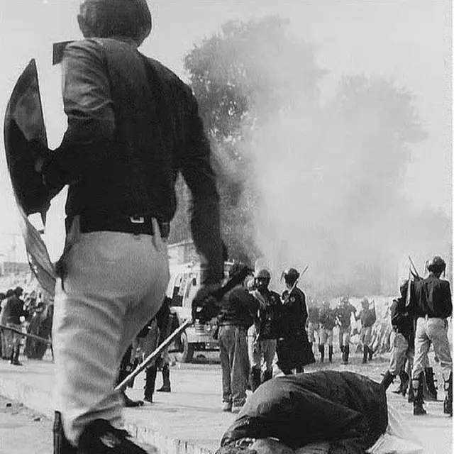 بینظیر بھٹو کی سربراہی میں ہونے والے لانگ مارچ کے شرکا کو اسلام آباد میں داخلے سے روکنے کے لیے ہونے والے پولیس آپریشن کا ایک منظر