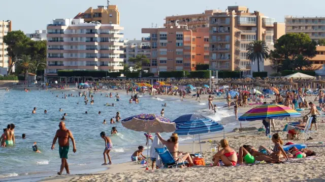 Pessoas na praia na ilhabet365 da bonusMaiorca, na Espanha