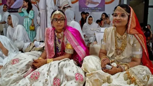 ২০ বছরের তরুণী ধ্রুবি (বামে) সন্ন্যাস জীবনে দীক্ষা নিয়েছে