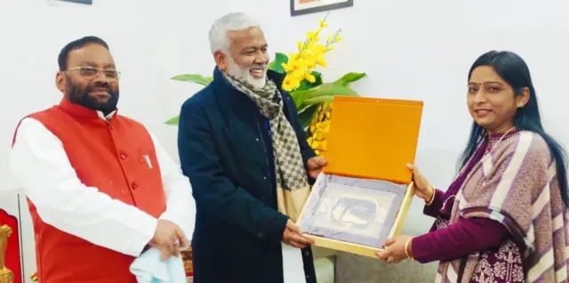 पिता स्वामी प्रसाद मौर्य और स्वतंत्र देव सिंह के साथ संघमित्रा मौर्य