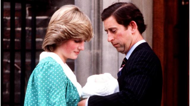 Diana e Charles segurando juntos e olhando para William, bebê, fora do hospital