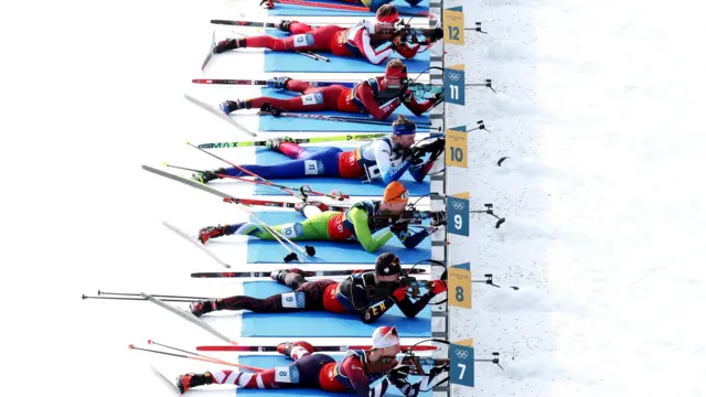 অ্যান্টহোলজ-অ্যান্টারসেলভাতে মিশ্র রিলে চলাকালীন শুটিংয়ের জন্য প্রস্তুতি নিচ্ছেন বায়াথলিটরা