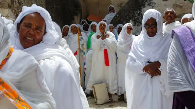 Etíopes celebrando una misa en el techo de la Basílica.