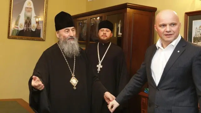 Митрополит Онуфрій та радник голови СБУ, парламентер Центру сприяння звільнення полонених і заручників при СБУ Юрій Тандит в Києво-Печерській лаврі, 4 січня 2017 р.