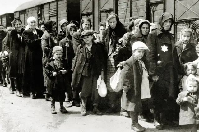 A chegadaaposta ganha quanto tempo demora para cair na contajudeus húngarosaposta ganha quanto tempo demora para cair na contaAuschwitz-Birkenau, na Polônia ocupada pela Alemanha,aposta ganha quanto tempo demora para cair na contajunhoaposta ganha quanto tempo demora para cair na conta1944. Entre 2aposta ganha quanto tempo demora para cair na contamaio e 9aposta ganha quanto tempo demora para cair na contajulho, maisaposta ganha quanto tempo demora para cair na conta430.000 judeus húngaros foram deportados para Auschwitz.