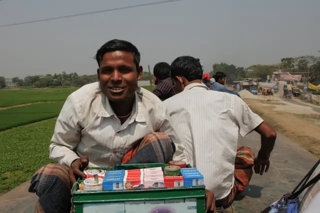 Prodavac betela, ploda areka palme čije je žvakanje rasprostranjeno širom južne Azije opslužuje putnike na krovovima vagona.