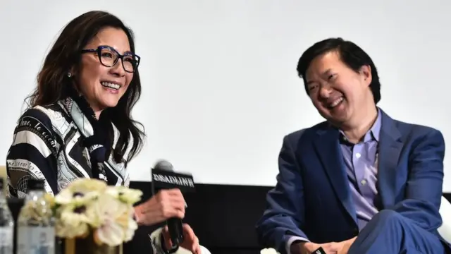 میشل یئو با بازیگر فیلم آسیاییهای خرپول