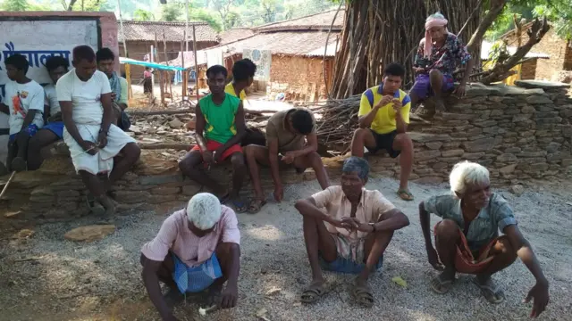 आदिवासी ठुकरा रहे सरकारी पक्के का मकान