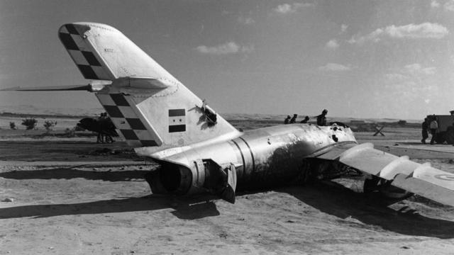 لاشه جنگنده مصری، اسرائیل در جریان جنگ شش روزه نیروی هوایی مصر را نابود کرد.