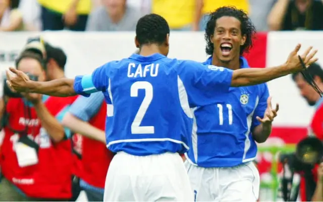 Cafú y Ronaldinho en 2002.