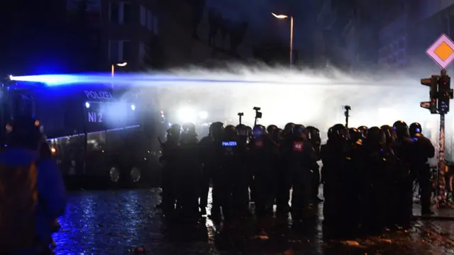 汉堡防暴警察水炮车喷水（8/7/2017）