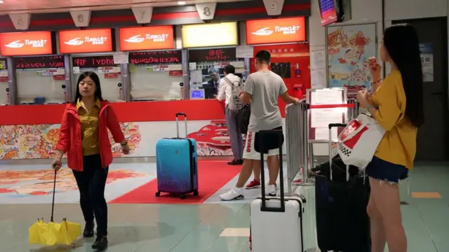 香港港澳碼頭旅客在已關閉的售票處前等候消息（中新社圖片27/8/2017）