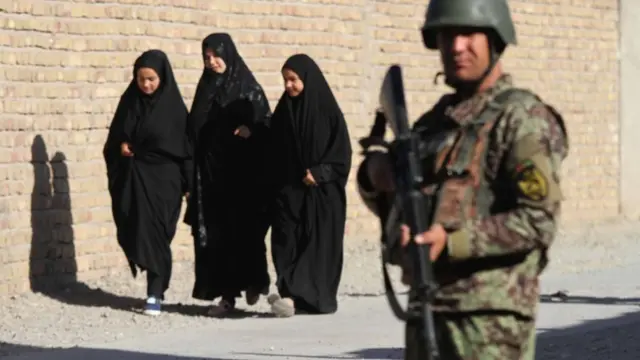 افغانستان کے شہر ہرات میں عزادار خواتین عاشورہ کے موقع پر مجالس میں شرکت کے لیے ایک شاہراہ سے گزرتے ہوئے