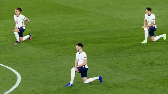 नस्लवाद के ख़िलाफ़ घुटनों के बल बैठे इंग्लैंड के खिलाड़ी