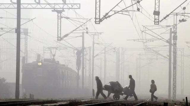 कोहरे की सुबह रेलवे ट्रैक