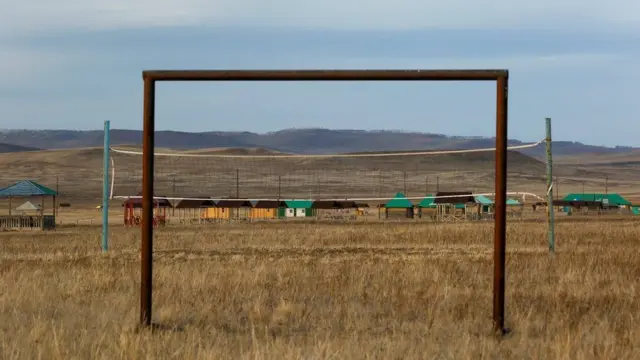 সাইবেরিয়ার একটি পর্যটন কেন্দ্রের কাছে একটি গোলপোস্ট