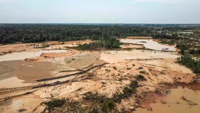 L'exploitation minière illégale déforeste l'Amazonie.