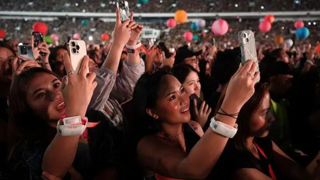 Sejumlah penonton menyaksikan konser grup band asal Inggris, Coldplay di Stadion Utama Gelora Bung Karno (SUGBK) Senayan, Jakarta, Rabu (15/11/2023).