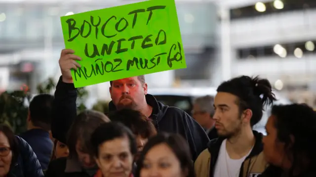 白人群众参与亚裔美国人社团在芝加哥奥黑尔国际机场声援被殴乘客陶成德的集会（11/4/2017）