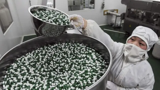 Una trabajadora en una planta de medicamentos de China
