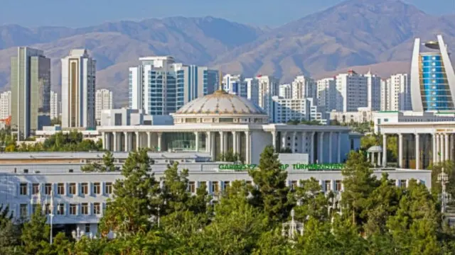 عشق اباد د نږدې یو میلیون وګړو ښار دی.