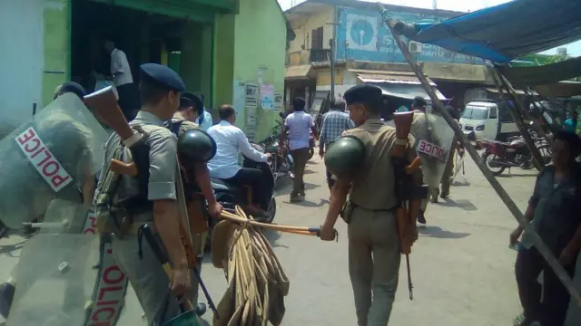 केंद्रपाड़ा में गस्त लगाते पुलिस के जवान.