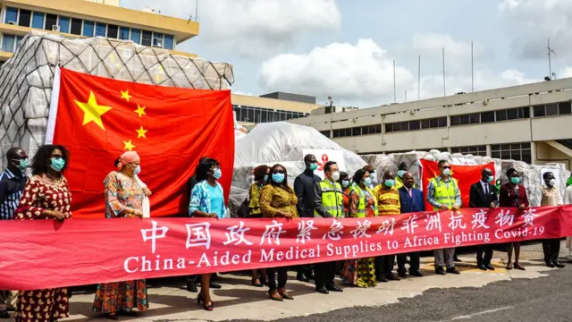 中國援助18個非洲國家的抗疫物資運抵加納首都阿克拉（新華社圖片6/4/2020）