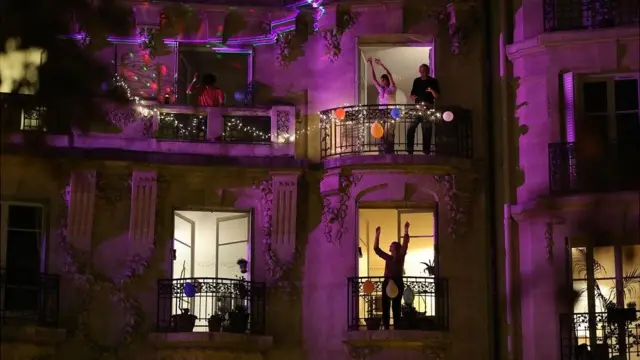 Люди поют на балконе