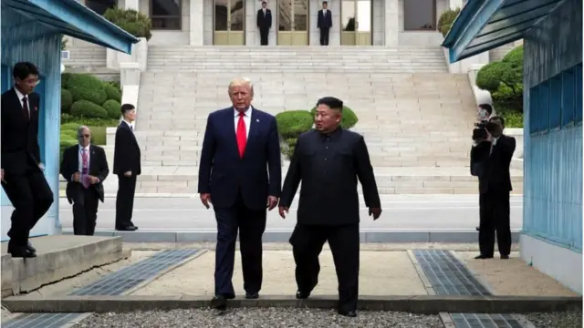 2019년 6월 30일 판문점 남북경계선을 가로지르는 도널드 트럼프 미국 대통령과 김정은 북한 국무위원장