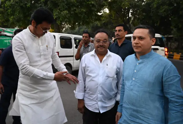 পশ্চিমবঙ্গ বিজেপির প্রেসিডেন্ট শমীক ভট্টাচার্যর সঙ্গে অমিত মালভিয়া, নির্বাচন কমিশনের সামনে