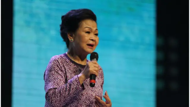 Khánh Ly nói với cử tọa tại ĐH Thăng Long: "Còn (sống) ngày nào tôi còn yêu tuổi trẻ. Và tôi sẽ nghe lời các em. Các em bảo tôi làm gì, tôi hứa là tôi sẽ làm. Kể cả các em bảo tôi, thôi bà già rồi bà đừng hát nữa. Tôi sẽ ở nhà nhưng mà các em nuôi tôi!"