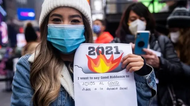 В Нью-Йорке прошла акция "Скатертью дорога" - прощание с ковидным 2021 годом