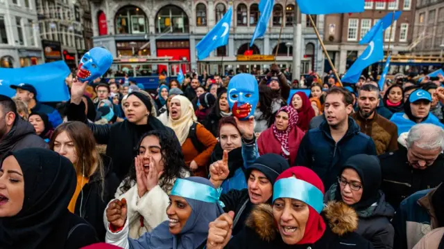 China takan ce "ana ilmantar da 'yan kabilar Uighur ne amma wasu bayanai sun nuna yadda ake azabtar da mutane ta hanyar kulle su da kuma koya masu wani addini na daban.