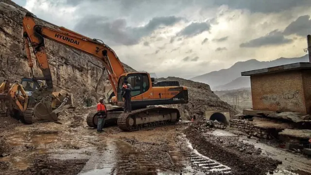 امدادگران در حال بازکردن آزادراه خرم آباد-پل زال