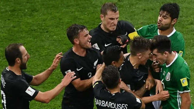 Choque entre jugadores de Nueva Zelanda y México
