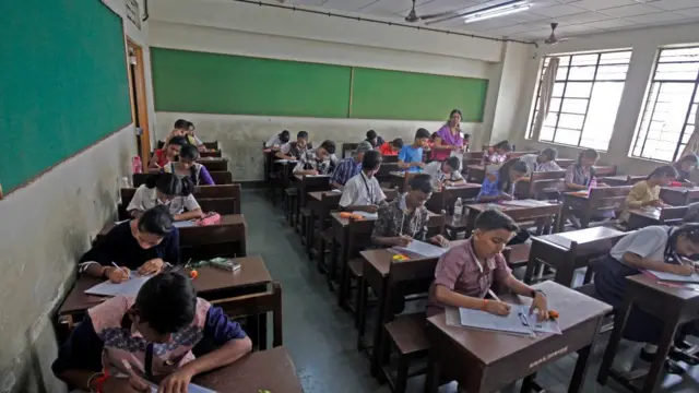 પરીક્ષા આપતા વિદ્યાર્થીઓ