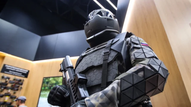 รัสเซียทดสอบชุดเกราะ "คนเหล็ก" สำหรับใช้งานทางการทหาร เมื่อปีที่แล้ว