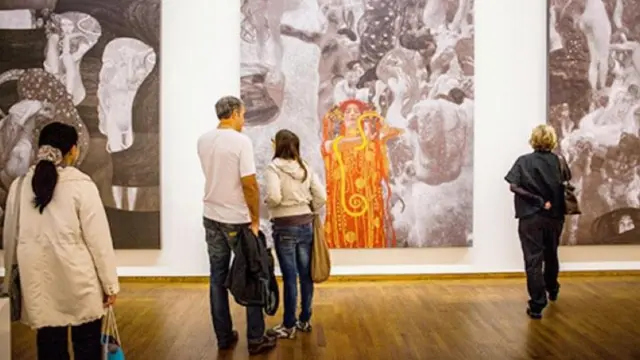 克里姆特名为《医学》的扭曲裸女图(为维也纳大学大礼堂天花板所作的第二幅画)引起了更大的骚动(此图中还可见克里姆特另外两幅作品《哲学》和《法学》)。