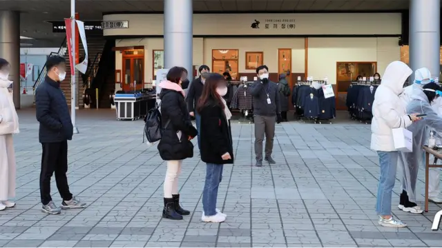 제20대 대통령선거 사전투표 이틀째인 5일 오후 서울역 설치된 남영동 사전투표소에서 코로나19 확진자 및 자가격리자들이 투표를 위해 줄 서서 대기하고 있다