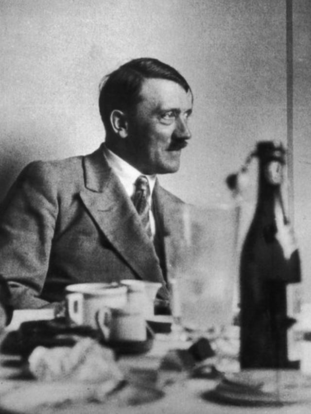 Адольф Гитлер на вилле в Берхтесгадене (6 марта 1933 года)