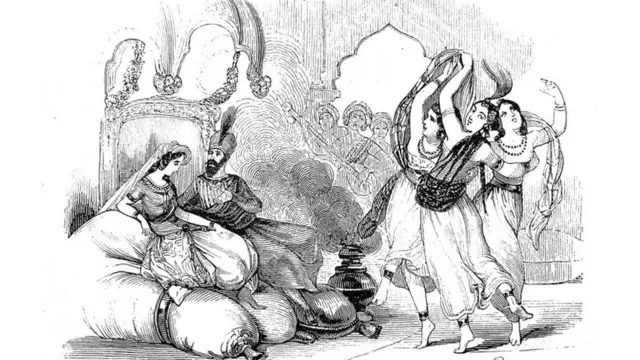 在後宮中，女性扮演著不同的角色，例如跳舞、演奏音樂、負責維護場所等。