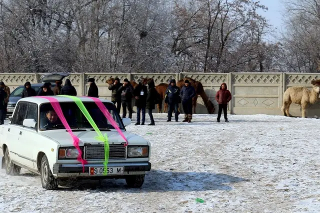 Акыркы учурларда үчтөн-төрттөн авто унаа, жыйырма-отуздап тай, төө байге сайып, чоң той өткөргөндөр көбөйдү.