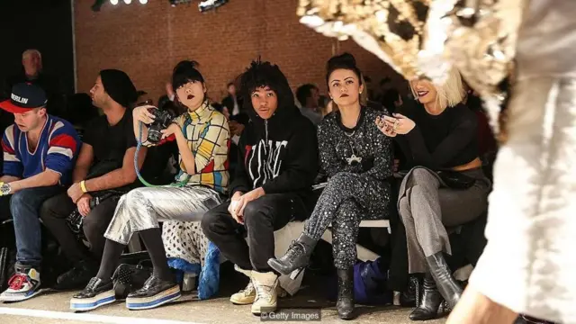 Blogger adibusana dan para influencer menciptakan tren untuk berbelanja dan memamerkannya