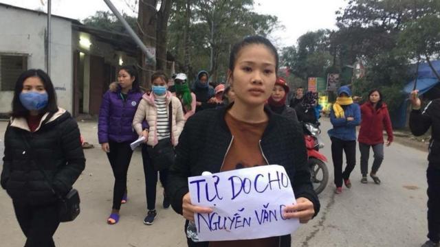 Hồ Thị Châu, vợ Nguyễn văn Oai đi biểu tình kêu gọi trả tự do cho chồng