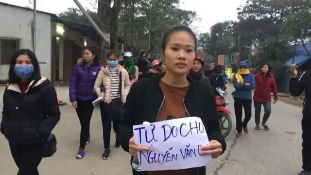 Hồ Thị Châu, vợ Nguyễn văn Oai đi biểu tình kêu gọi trả tự do cho chồng