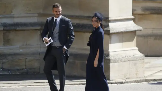 David Beckham e Victoria Beckham chegam à capelaprognosticos futebol aposta ganhaSão Jorge. Ele veste fraque, com colete cinza claro; ela, um vestido azul marinho na altura da canela, com chapéu